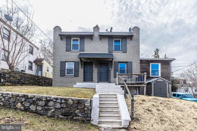 Building Photo - 19 Birch St