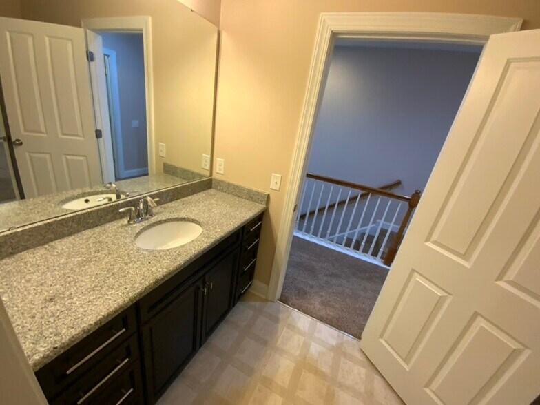 Upstair bath - 10220 vanguard pkwy