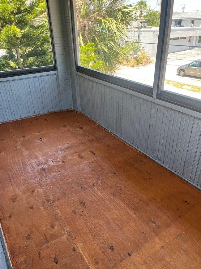 Building Photo - Rent the whole top floor!