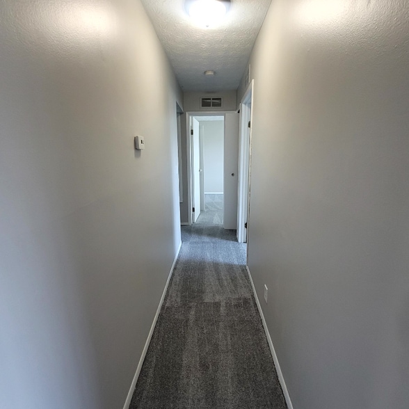 Building Photo - 1103 W Maple St