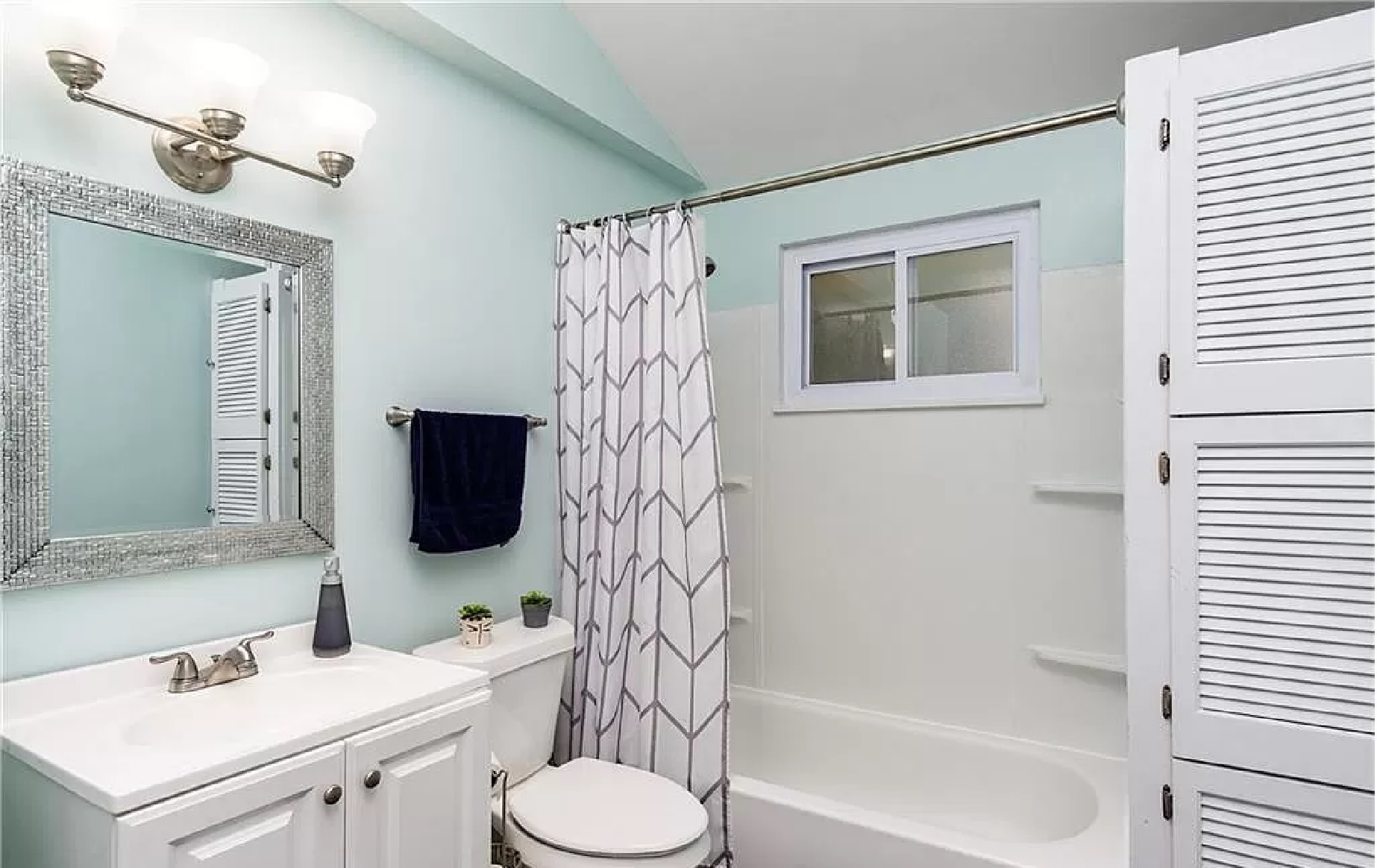 Full bath another view - 1286 Laurel Dr