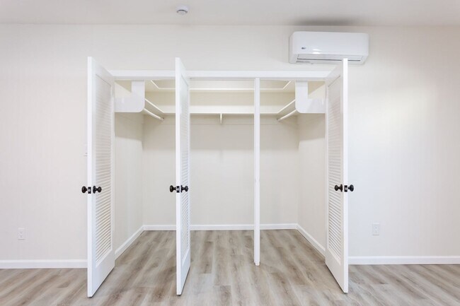 Building Photo - 4138 Middlesex Dr