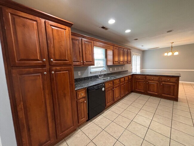 Building Photo - 5 Bedrooms- 3 Bathroom- House in West Rome!