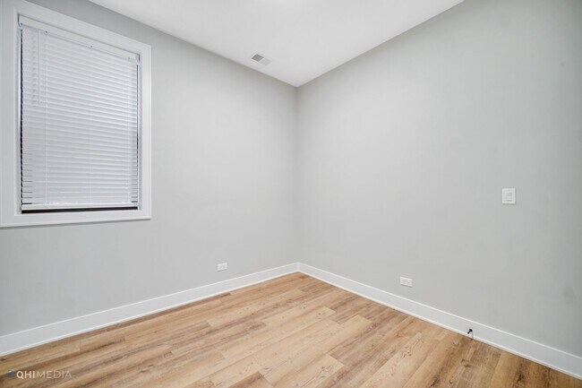 Building Photo - 2735 W Polk St