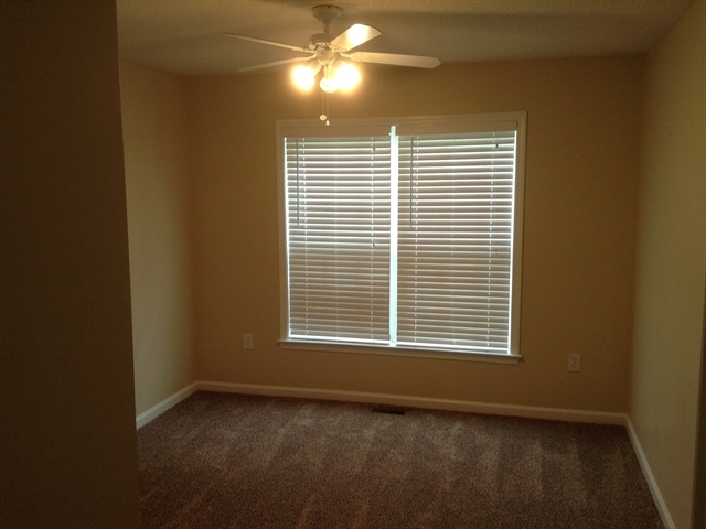 Building Photo - 976 Scottland Dr