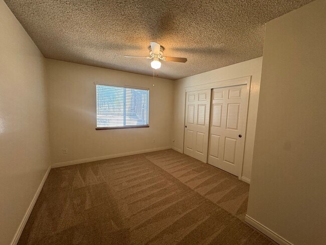 Building Photo - Charming cul-de-sac home!