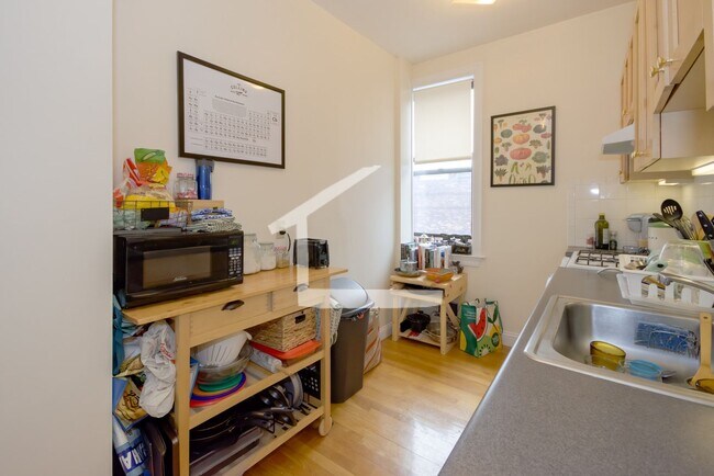 Building Photo - Impeccable Commonwealth Ave 2-bed, 1-bath Avail for 9/1!