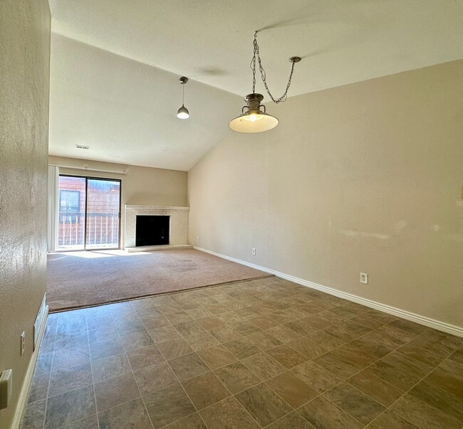 Building Photo - Spacious 2 Bed 2 Bath Condo in Aurora! Acr...