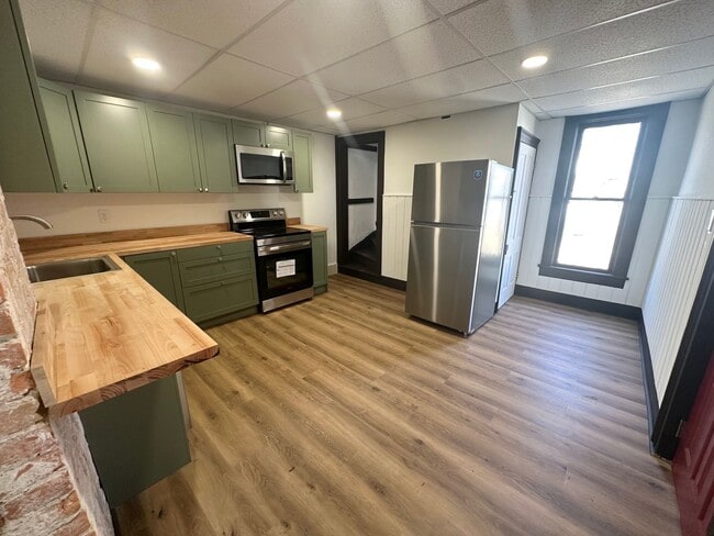 Building Photo - Completely Renovated 3 bed/2 bath