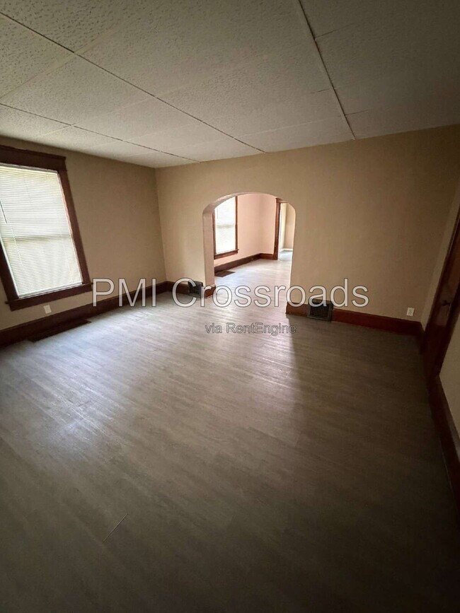 Building Photo - 932 Roslyn Ave SW