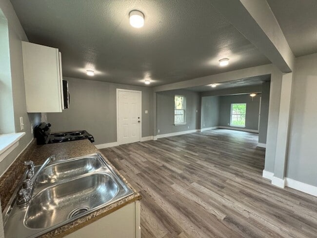 Building Photo - Move in June 10th 2025!! Beautiful  3 bedr...