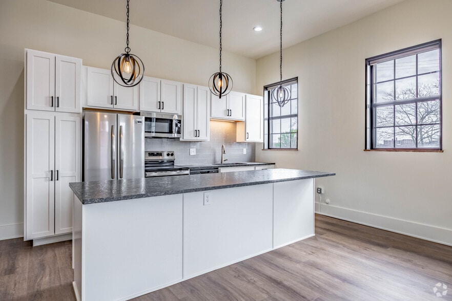 1BR, 1BA - 1,000SF - Kitchen - Hamilton Riverfront- Largest One-Bedrooms