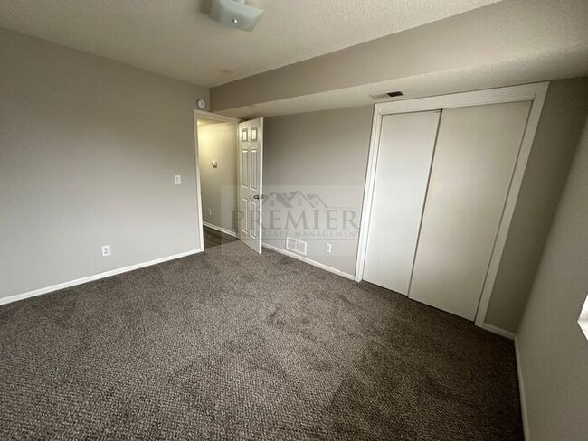 Building Photo - 2 bed / 1 bath apartment -305 N 3rd #1 Ode...