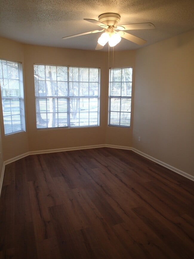 Building Photo - 671 Forest Loop