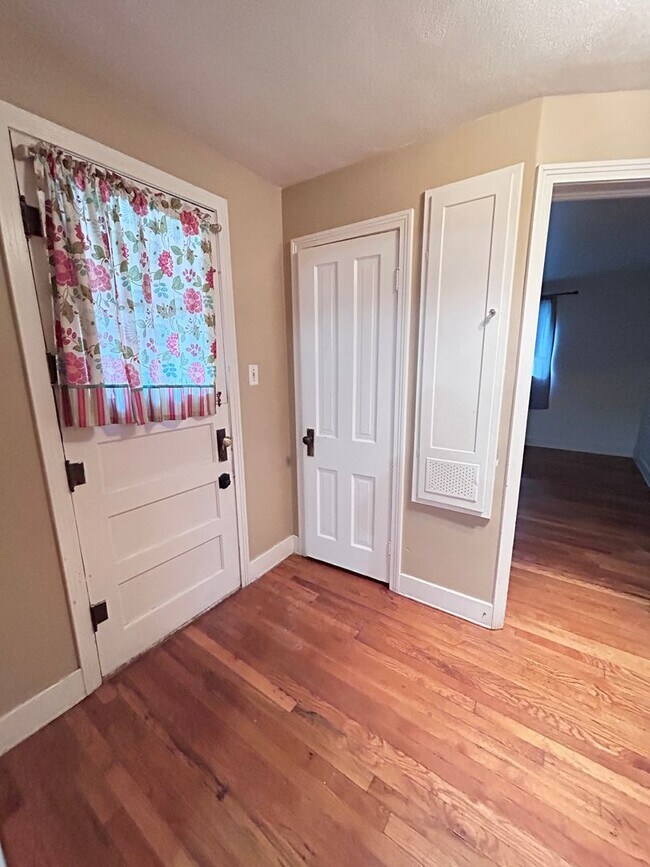 Building Photo - Calm 2 Bedroom, 2 Bath near Cheyenne Canyon