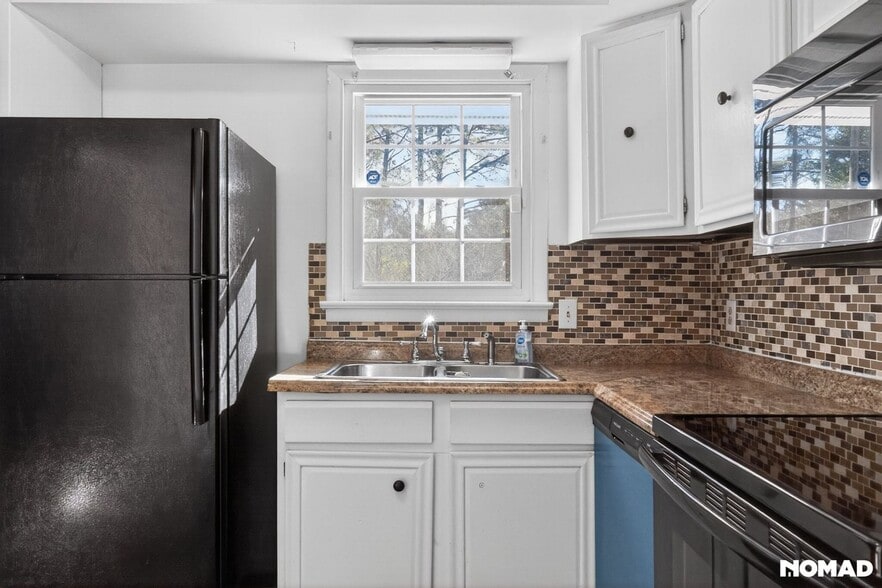 Building Photo - 215 N Pine St