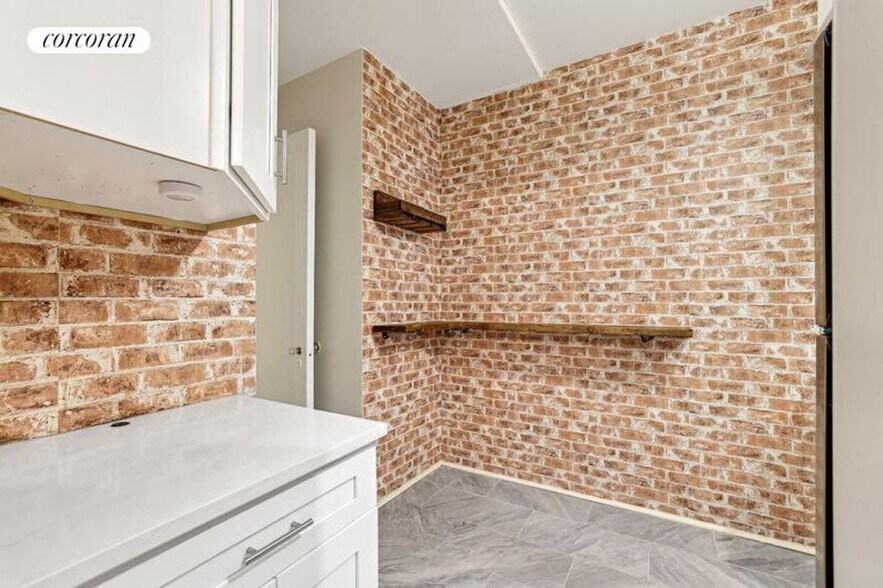 Building Photo - 215 W 90th St