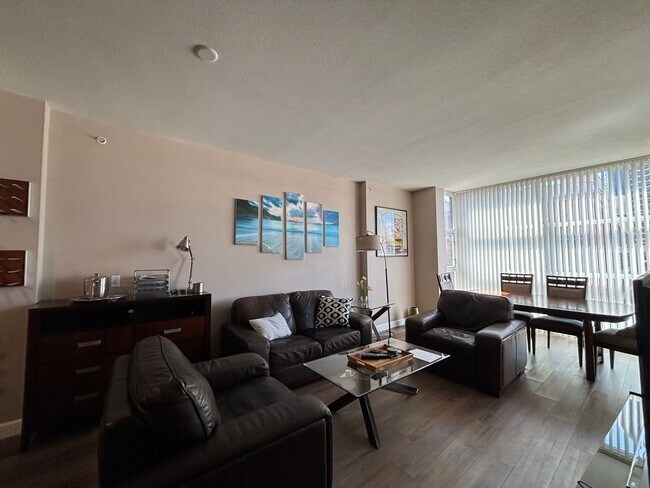 Building Photo - Modern Downtown Condo with Balcony, Pool, ...