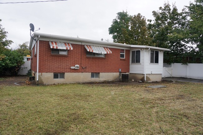 Building Photo - Bountiful 3 Bedroom 2 Bath Home