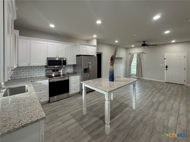 Building Photo - 2410 Golf Dr