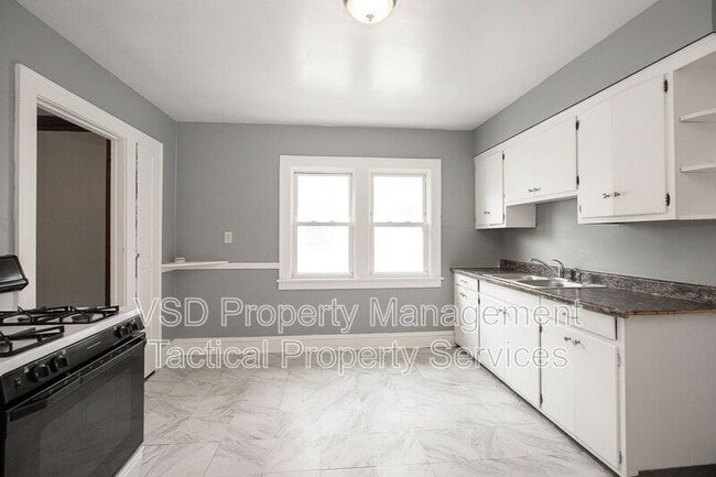 Building Photo - 4024 E 143rd St