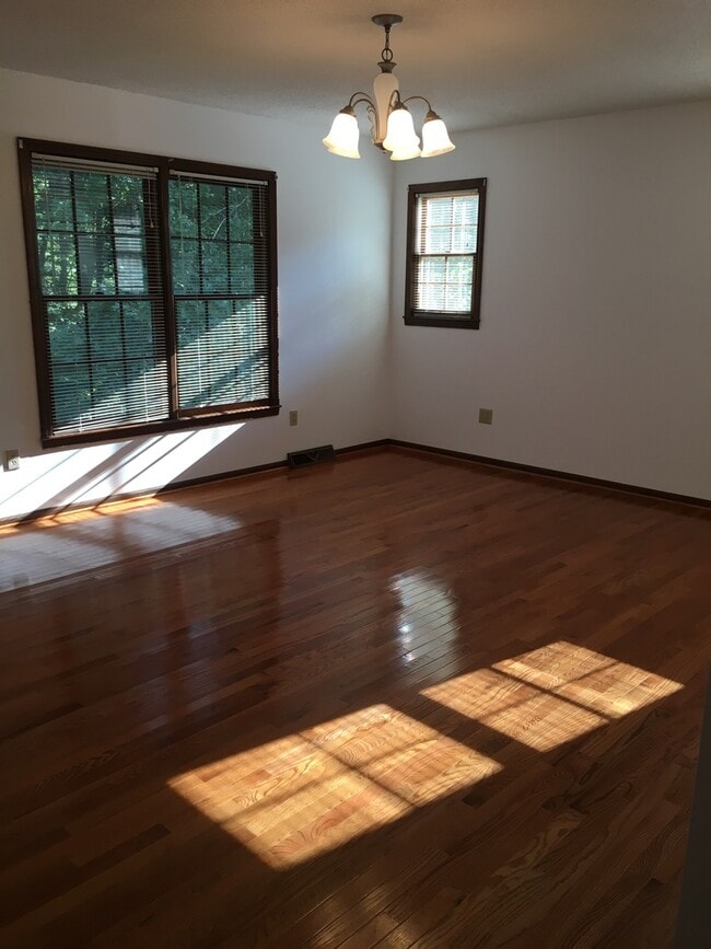 Building Photo - Spacious 3 Bedroom 2.5 Bath home located i...