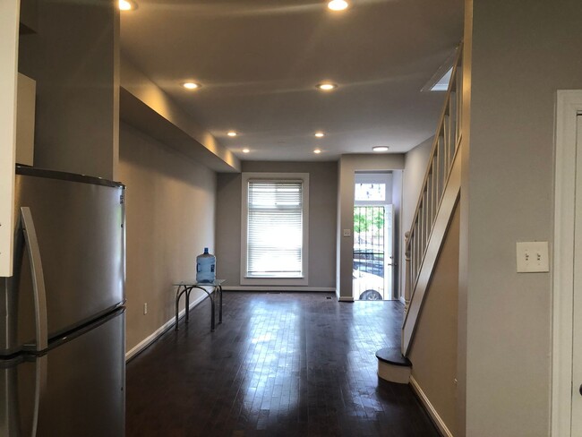 Building Photo - 2 Bedroom 1 bathroom with central air town...