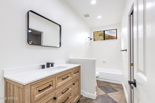 Building Photo - 5513 E Grovers Ave