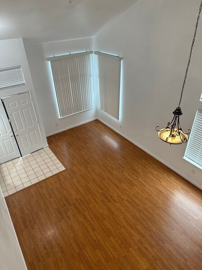 Building Photo - Stunning 3 Bed 3 Bath Duplex in Placentia with Open Floor Plan and Vaulted Ceilings.