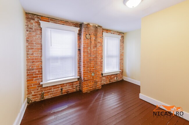 Building Photo - 136 E 11th Ave