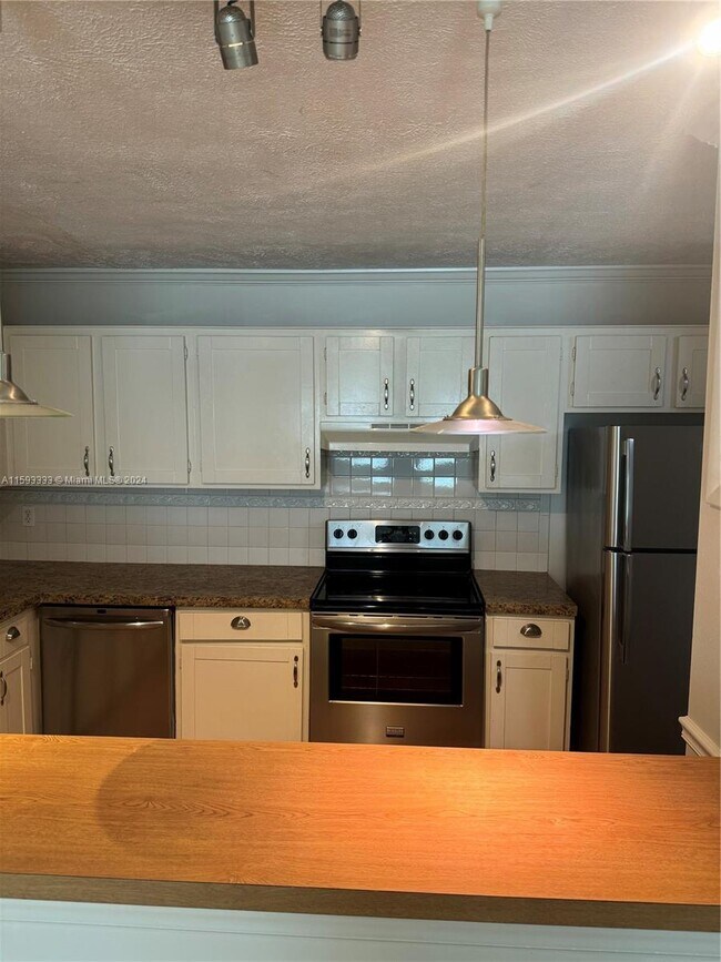 Building Photo - 14820 Naranja Lakes Blvd