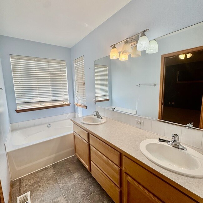 Building Photo - Charming 4 bedroom in a great neighborhood!