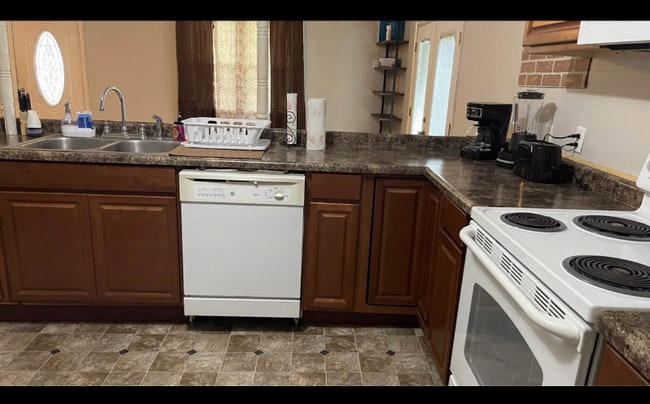 Building Photo - 28 1st St