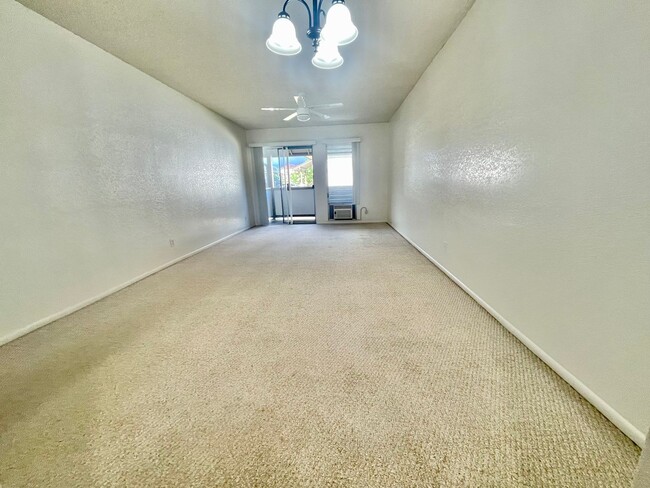Building Photo - 2 Bed, 2 Bath Townhouse in Salt Lake near Stadium Mall & Rail Station!