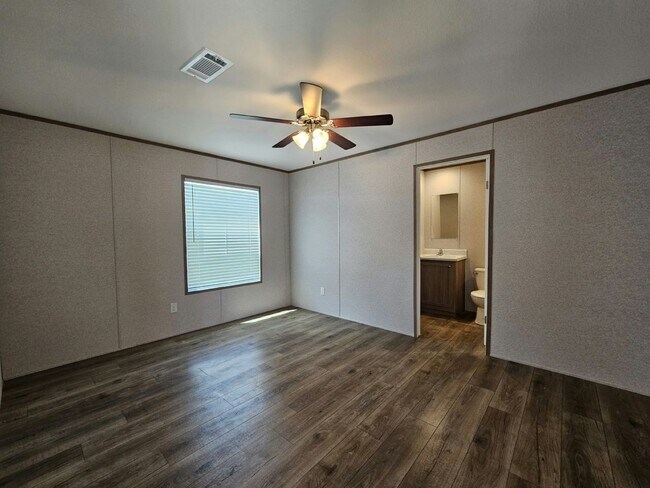 Building Photo - 601 Suwanee Dr