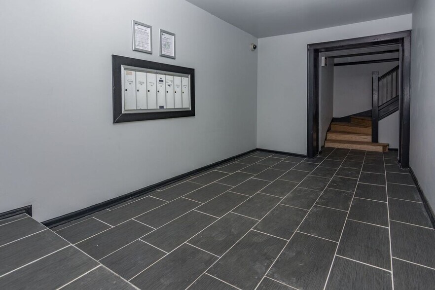 Building Photo - 1141 E 79th Pl