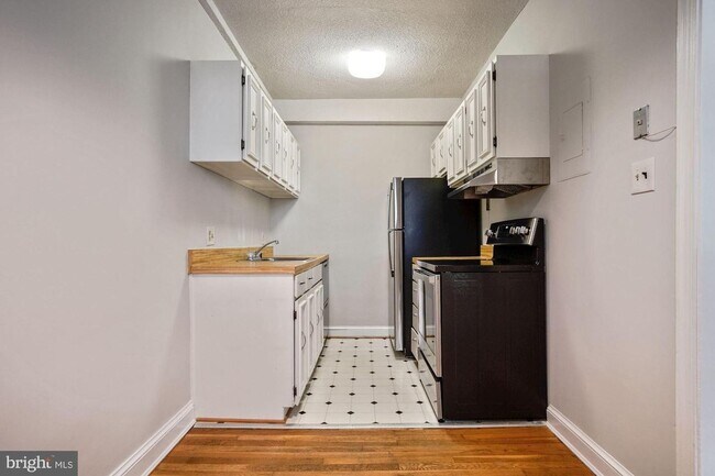 Building Photo - Spacious 1BR/1BA in Fabulous Cathedral Hei...