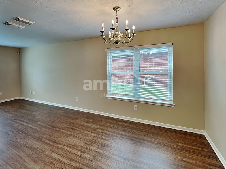 Building Photo - 26887 Castlecliff Ln