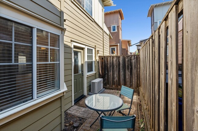 Building Photo - 225 Valley Oak Dr
