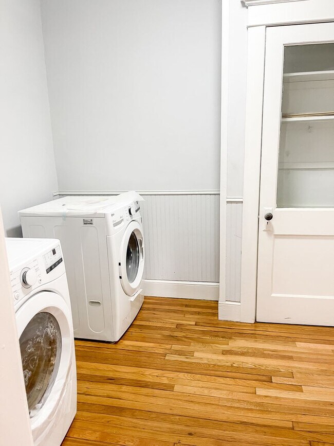 Building Photo - 236 Nicoll St