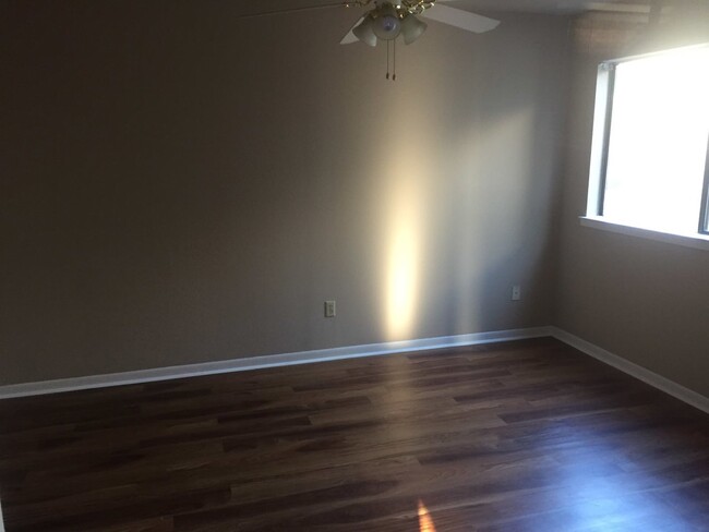 Building Photo - 3/2 Walking Distance to Wolf Pen Creek Park!