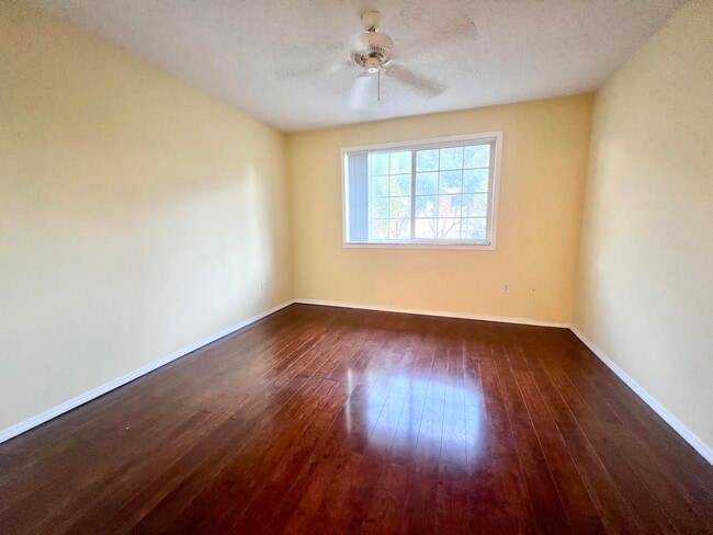 Building Photo - 1100 Crestwood Ct S