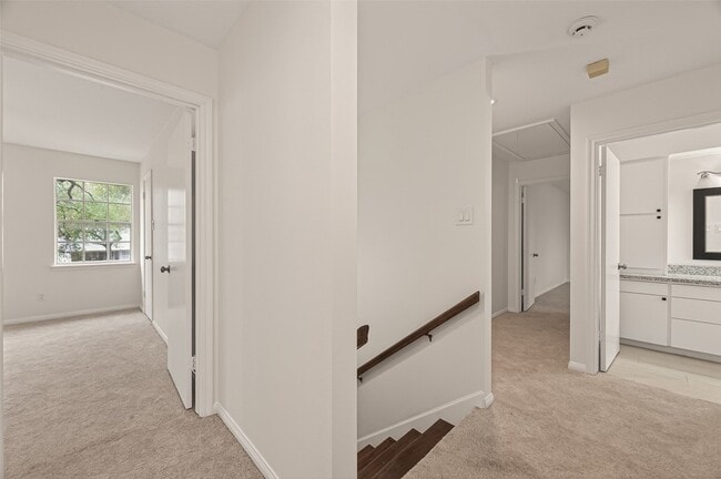 Building Photo - 422 Willow Vista Dr