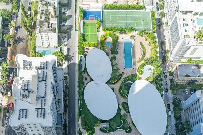 Building Photo - 700 NE 24th St