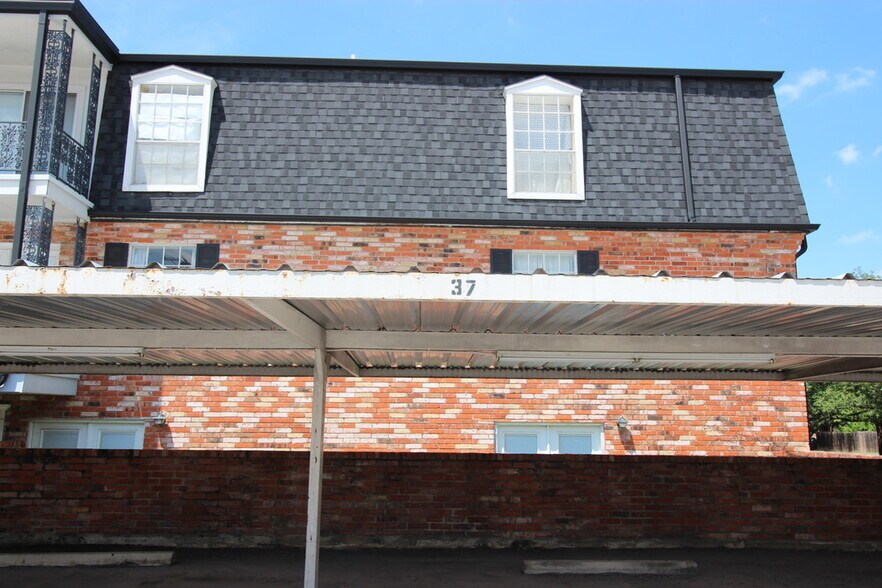 Building Photo - 8401 N New Braunfels Ave