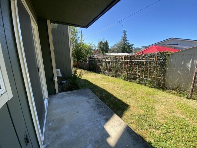 Building Photo - 152 NE Atkinson Ct