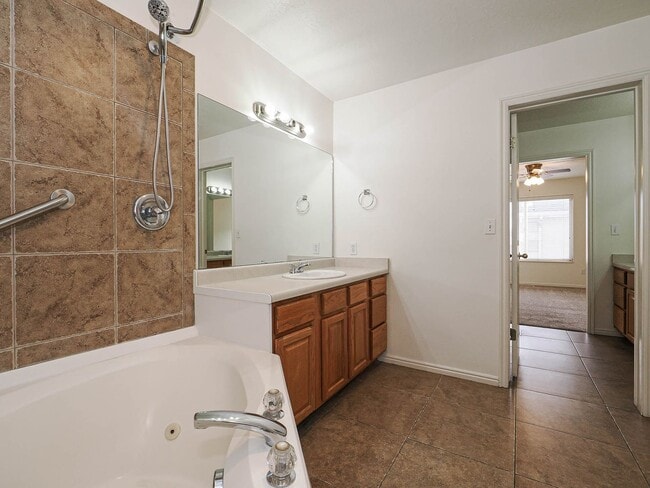 Building Photo - 2 Bedroom, 2 Bathroom Home