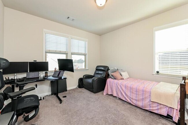 Building Photo - 4245 Grandview Pointe Wy