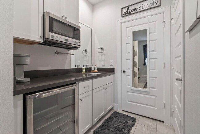 Building Photo - Great Opportunity! Modern three-story home located in the heart of EaDo, offering a well-designed...