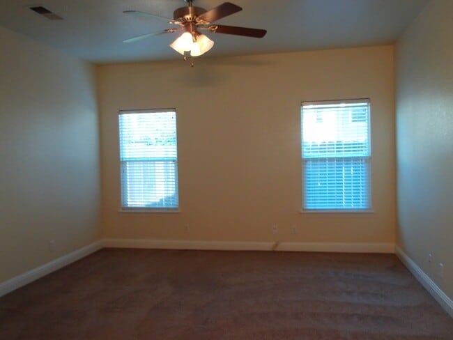 Building Photo - 1615 Bay Dr